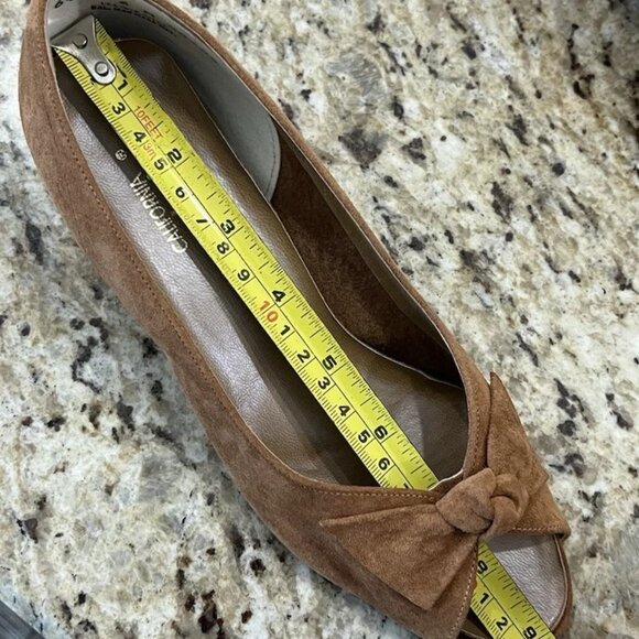 Vintage California Magdesians Tan Suede Peep Toe Heels Bow Size 6M Brown Shoe - Picture 11 of 11